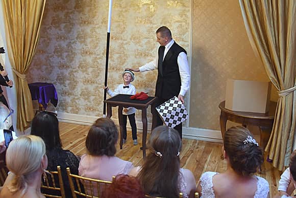 Profesjonalny magik na wesele w pokazie dla dzieci
