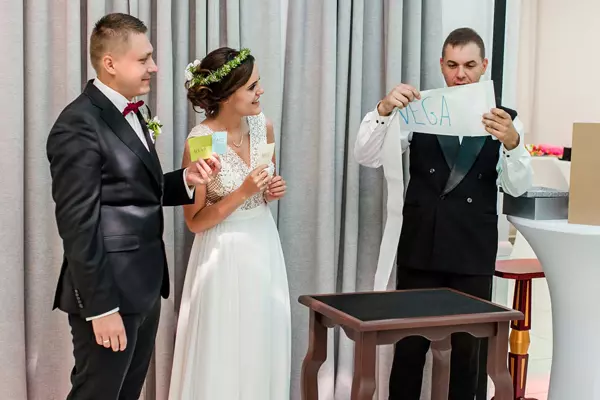 Para młoda w pokazie iluzjonisty na weselu