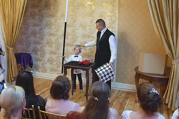 Profesjonalny iluzjonista na wesele w pokazie dla dzieci